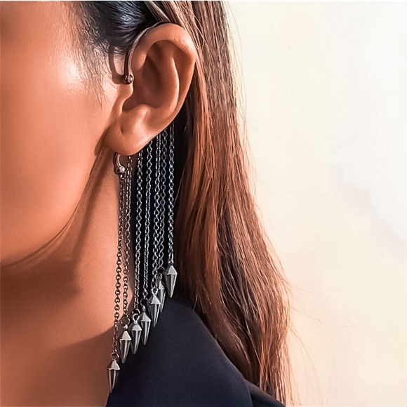 ⚜️[𝟯/$𝟮𝟴]⚜️Gun Color Tassel Single Wrap Earring NEW - Picture 5 of 6